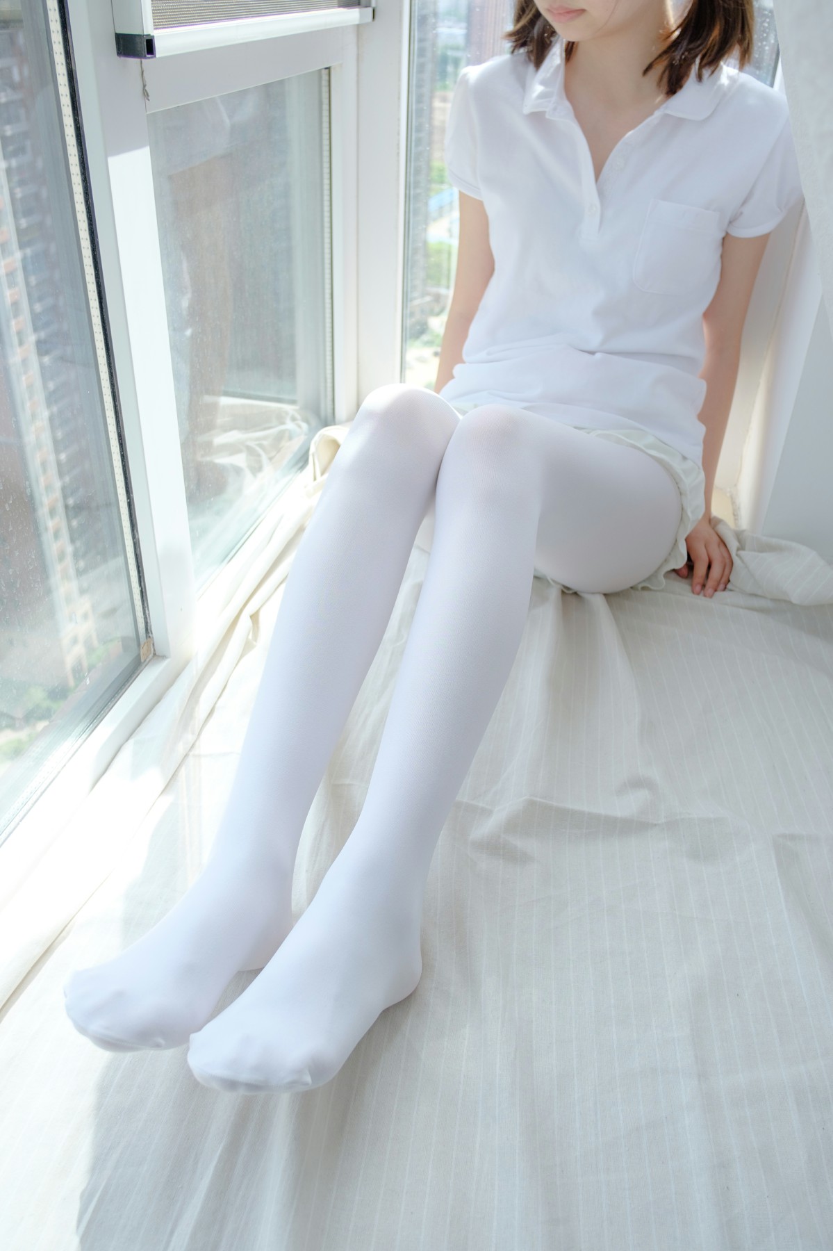 [森萝财团]R15-018窗台上的白丝少女 – COSPLAY-小乔阁